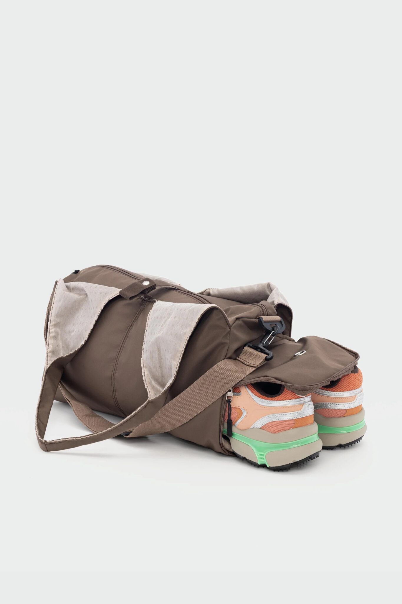 Clover Dark Brown Gym Bag – Image 4